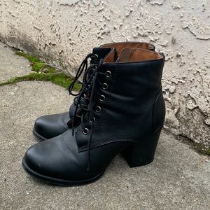 Black size 7 high heel shoes